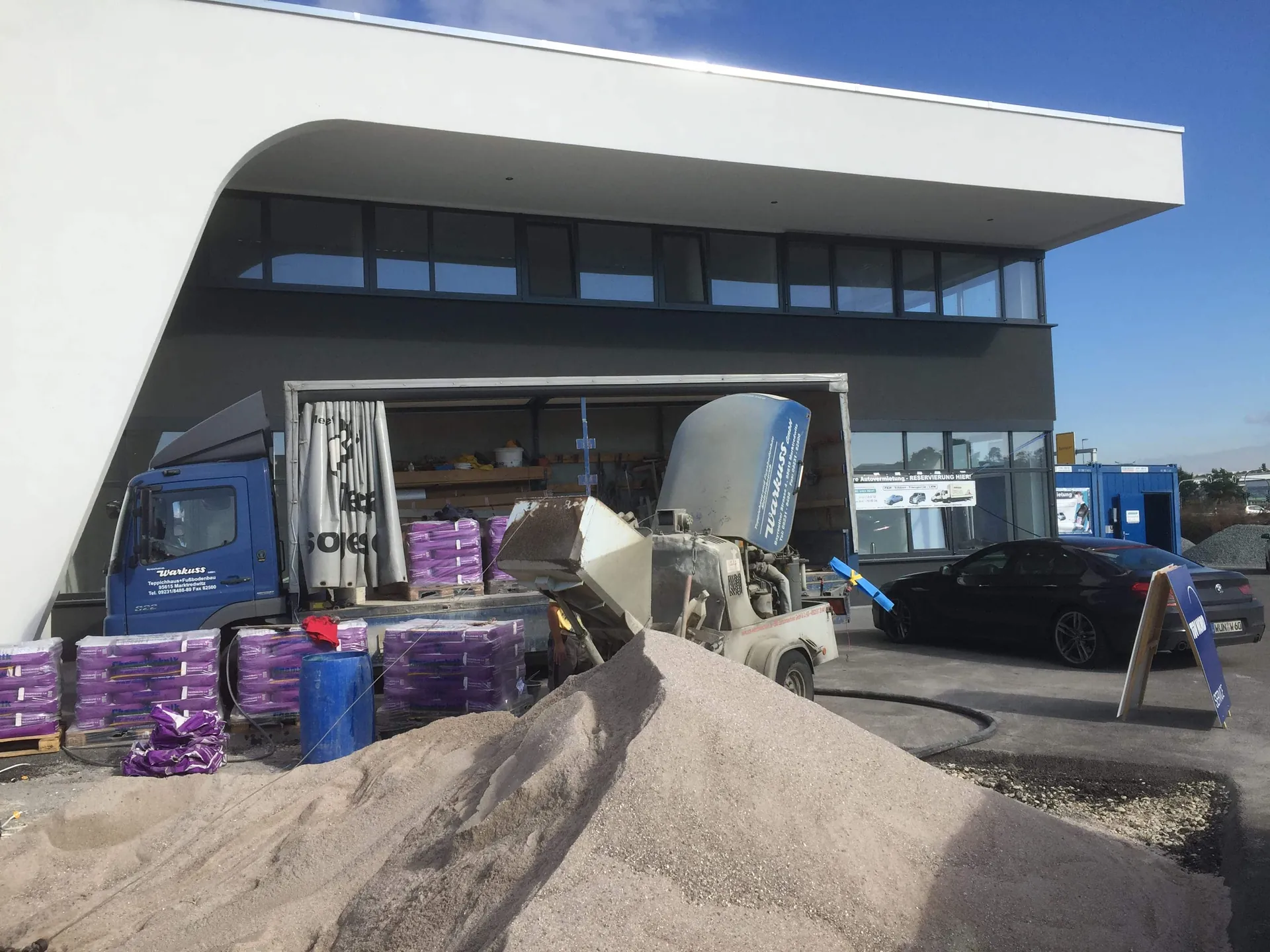 Estrichpumpe und Warkuss-Fahrzeug auf einer modernen Baustelle