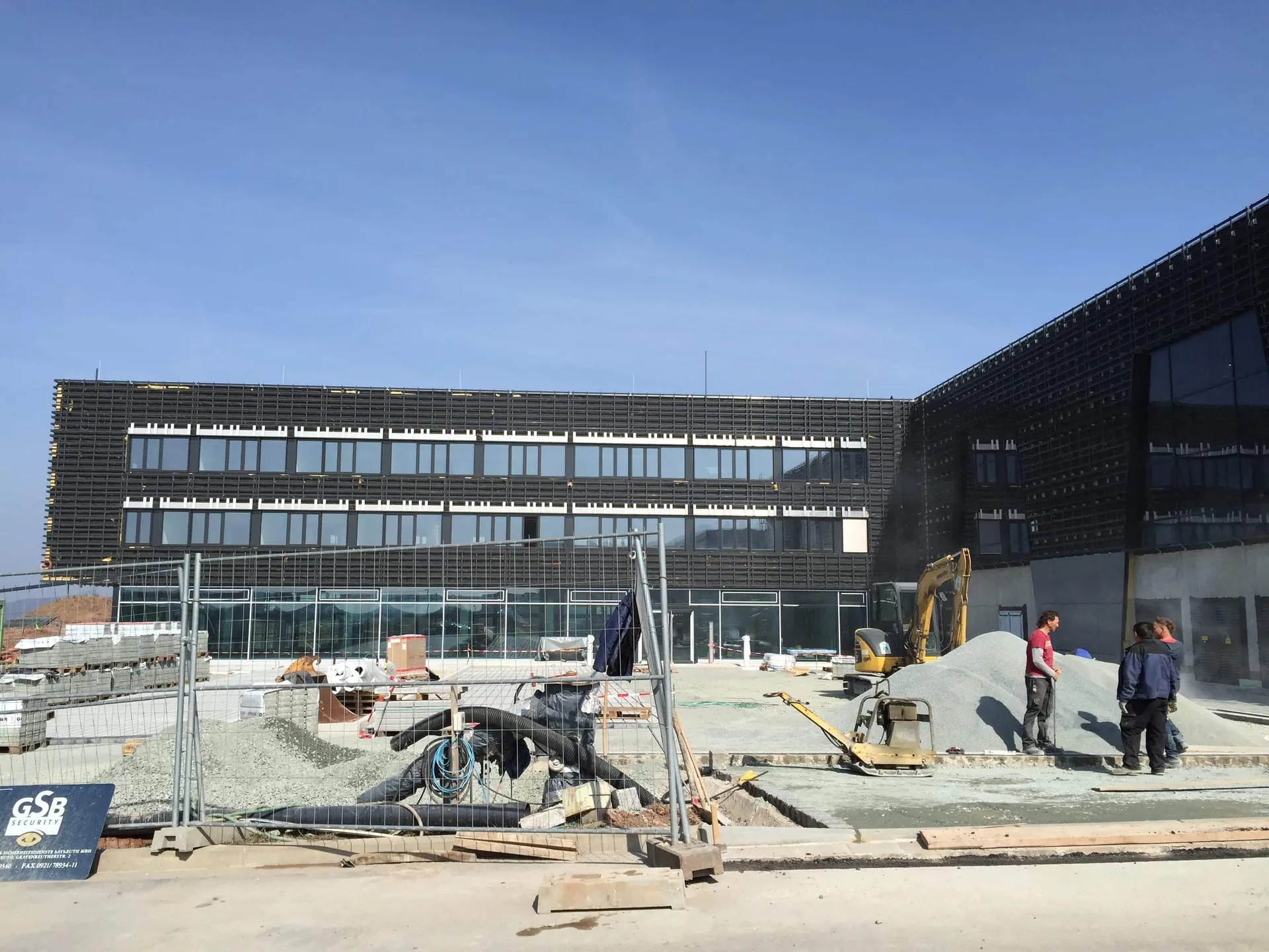 Baustelle vor dem Fraunhofer-Zentrum HTL