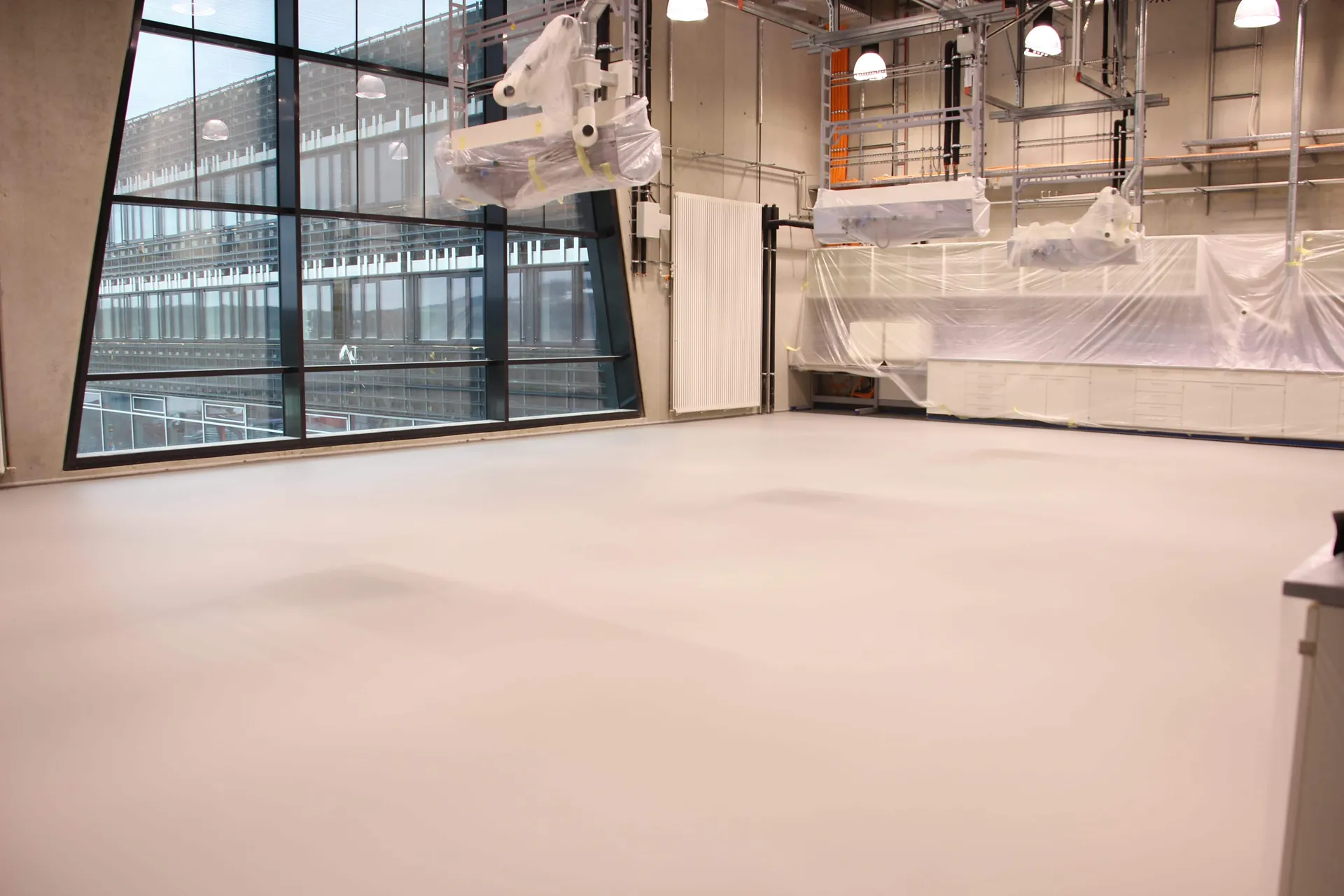 Helle fertige Bodenfläche im Fraunhofer-Zentrum