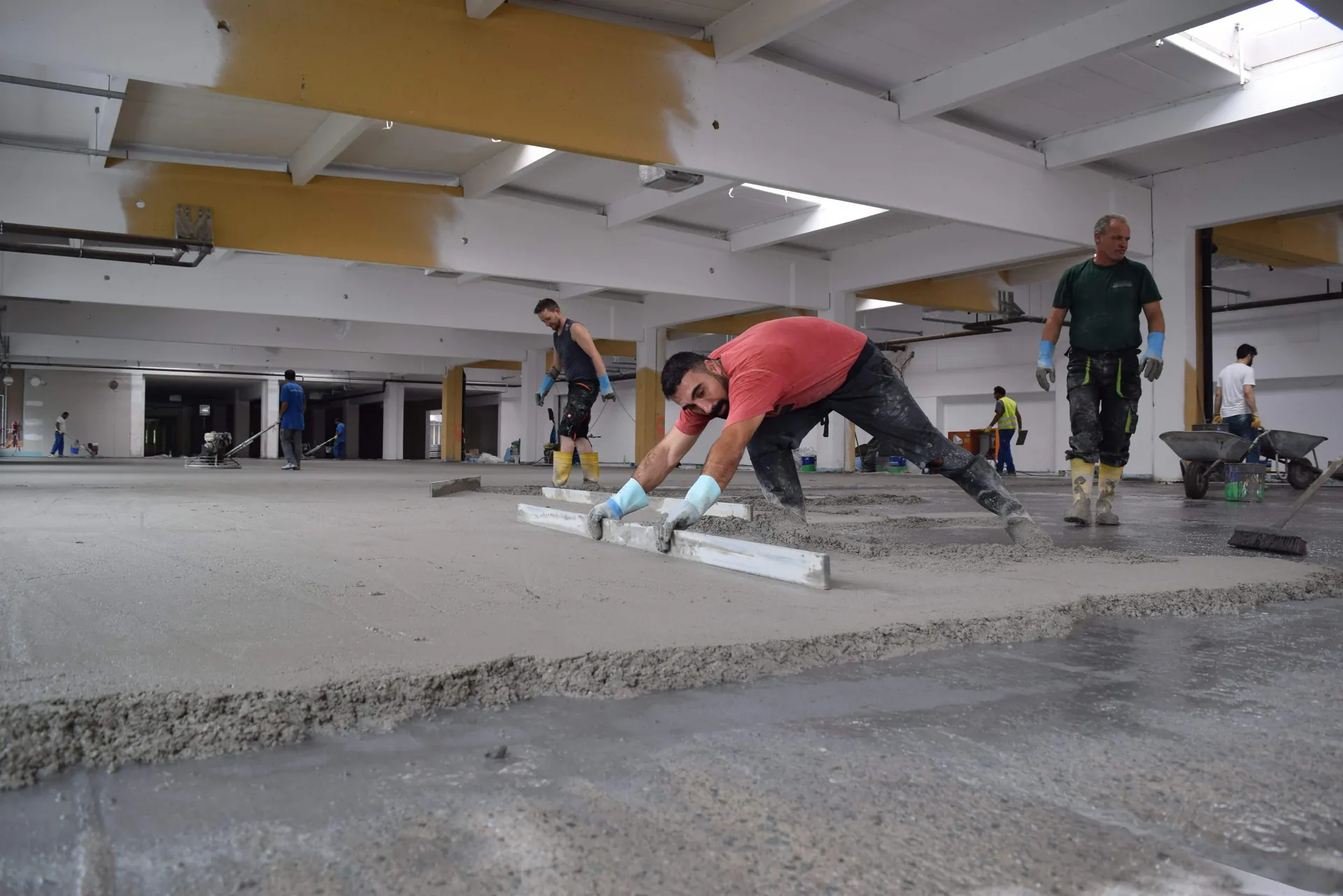 Warkuss-Team bei Estricharbeiten auf einer Baustelle