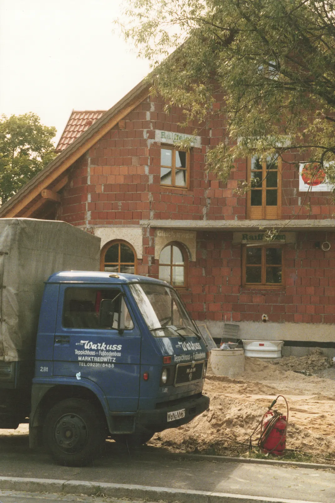 Warkuss Baustellenfahrzeug vor einem Rohbau