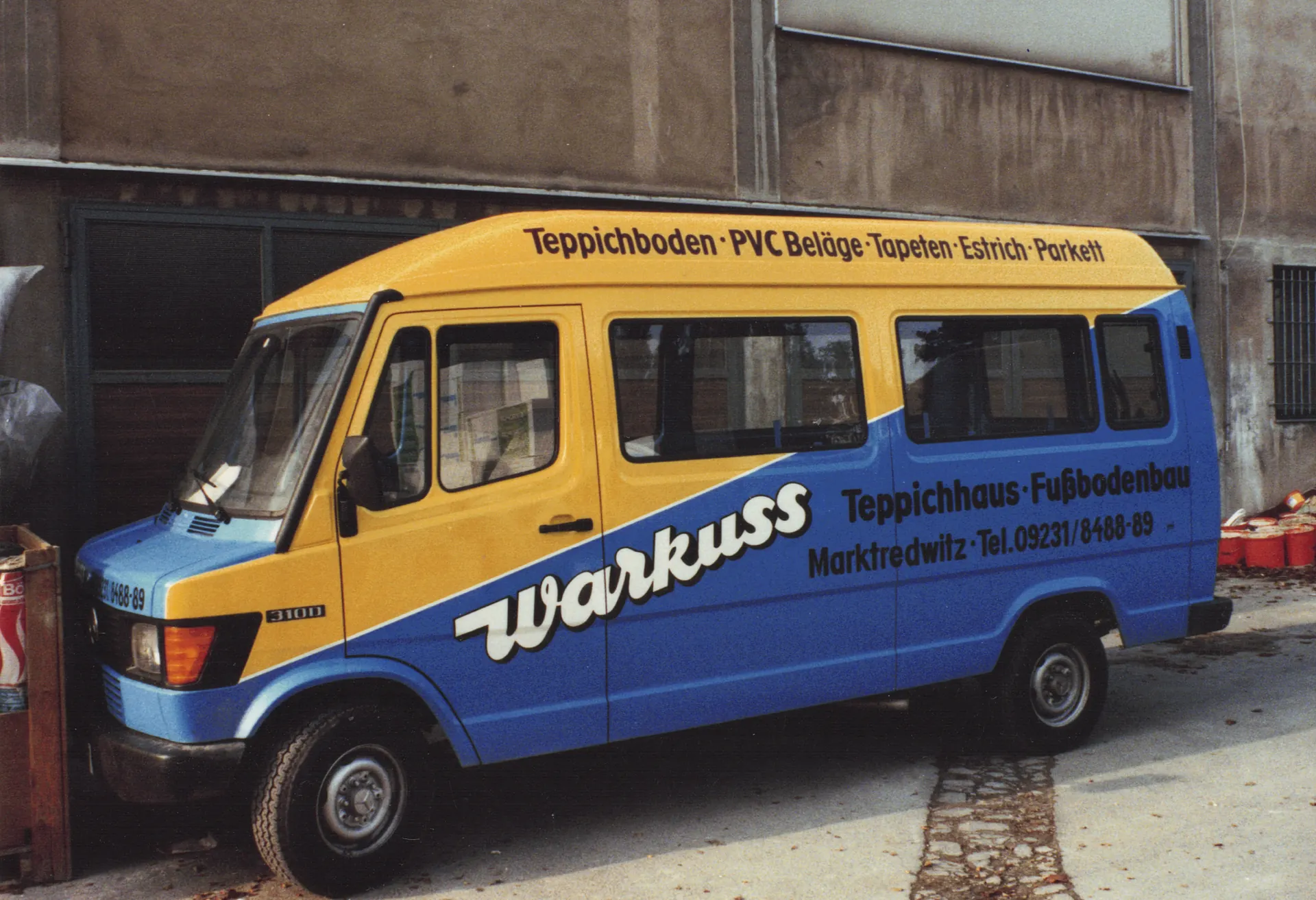 Blau-gelber Warkuss Firmenbus in Marktredwitz