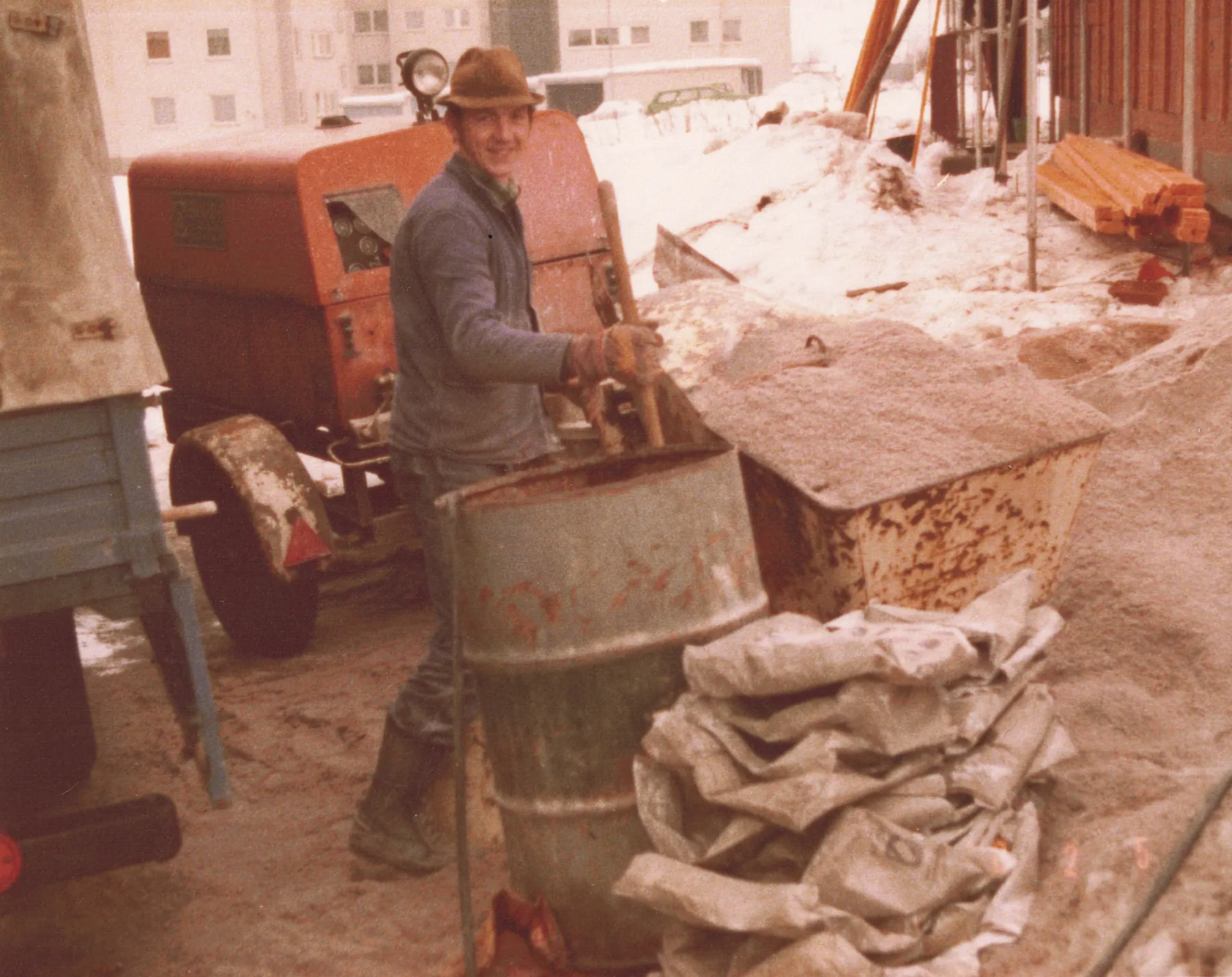 Historischer Mitarbeiter bei der Arbeit auf einer Baustelle