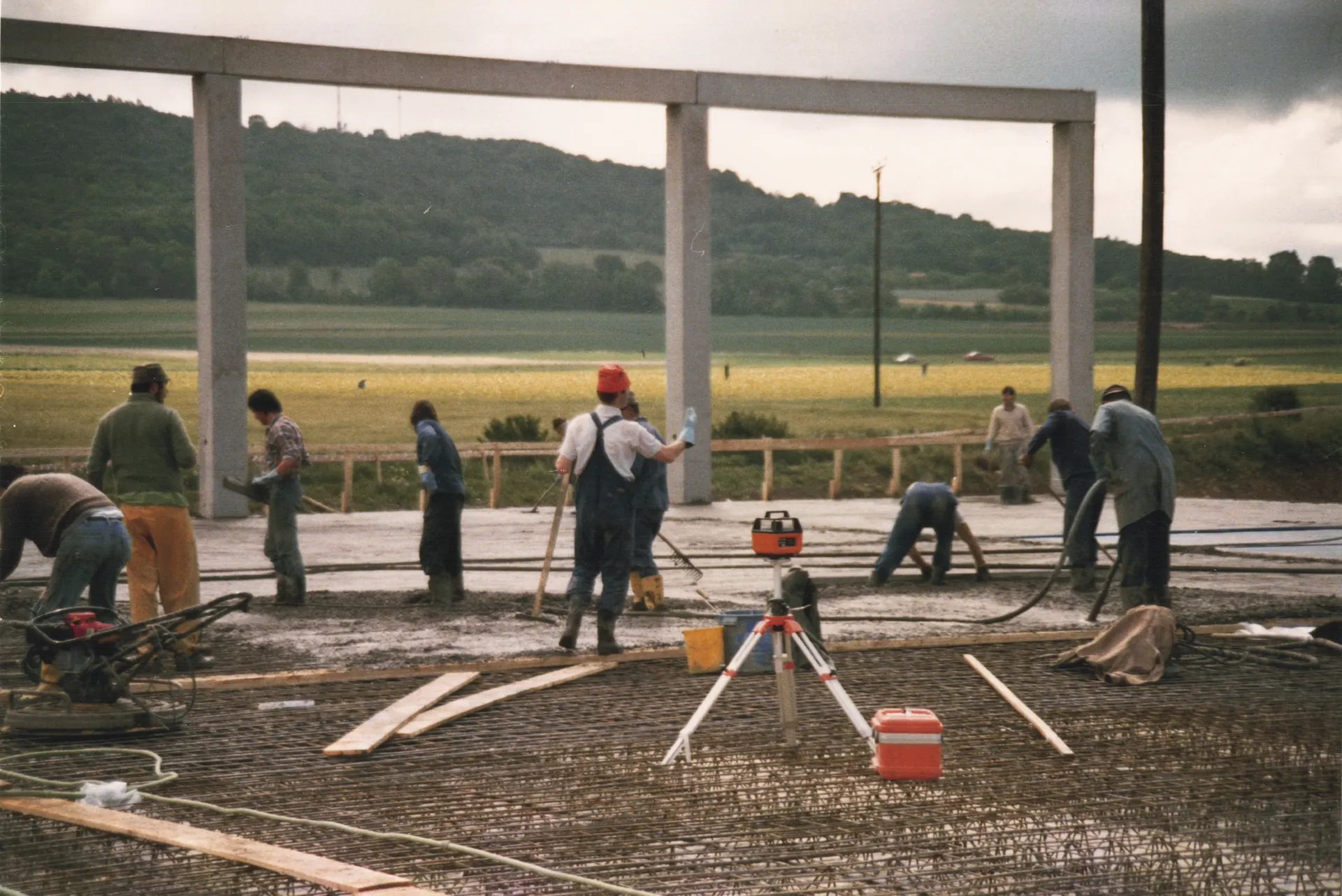 Warkuss Team bei Estricharbeiten auf einer Baustelle